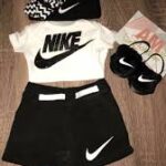 KIT TOUCA PRETA CROPPED BRANCO SHORT PRETO E CHINELO PRETO BEBE